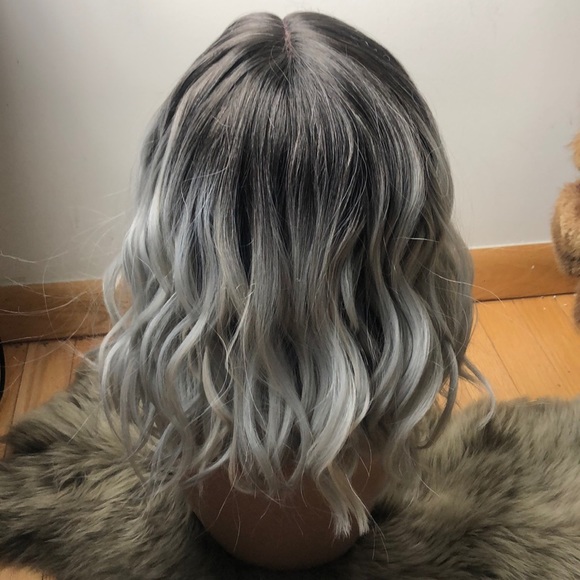 ?LEXA 12” GREY CELEB  MIDDLE PART WAVY BOB WIG main image 8